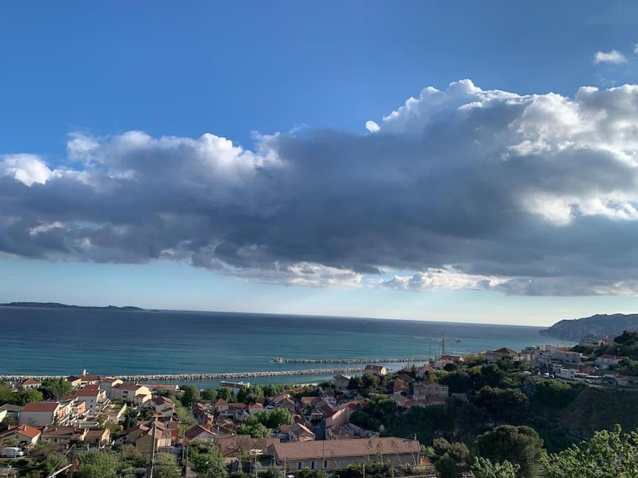 Superbe Terrasse Avec Vue Panoramique Sur La Mer Marseille Exterior photo